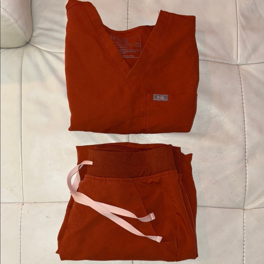 Figs women's Auburn scrub top and jogger pants XXS and XSP